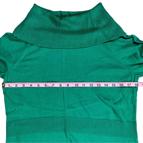 Jones New York size medium green sweater, fold down cowl neck, elastic wrists - Picture 7 of 11